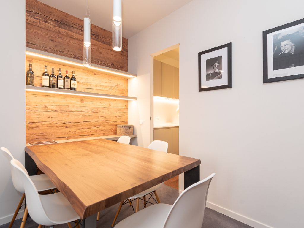 Contemporary mountain apartment